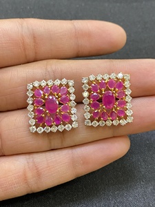 Pendientes de Oro de 22K con Rubíes y Esmeraldas Hechos a Mano, Estilo Tradicional Indio de Rajastán, Unisex, para Aniversario, Étnicos, RAY FINE ORNATES - Product Image 2