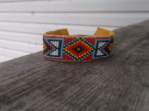 Magnifiques bracelets tendance, design brodé, bracelets en cuir véritable faits à la main, broderie multicolore, bracelets à perles tendance - Product Image 3