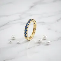 Élégante bague demi-éternité en saphir bleu cultivé en laboratoire en or jaune 14 carats pour femmes et jeunes filles