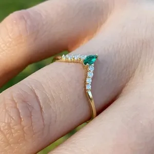 Anillo de boda curvo con esmeralda simulada de corte pera de 2 quilates en chapado en oro amarillo de 14k - Product Image 4