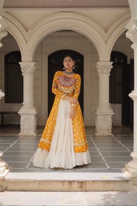 Lehenga tradicional india de algodón Kora con estampado Bandhani y Kurti de patchwork Kutchi en Faux Georgette - Product Image 1
