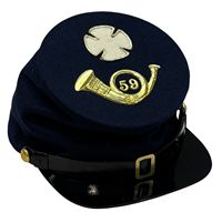 Reproducción de una gorra de caballería de la Unión Civil Estadounidense, también conocida como un kepi, con sables y un número de insignias.