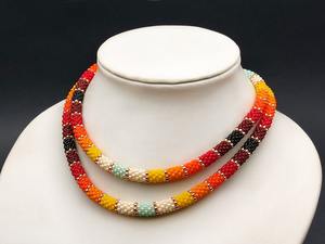 Cadena corporal hecha a mano con cuentas y cierre dorado, con diseño de rayas en azul claro, crema, amarillo, naranja, rojo, granate y negro. - Product Image 3