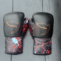 Özel Tasarım FLY MMA Boks Eldivenleri Premium Deri Tam Parmaklı Bağcıklı Antrenman Sparring Eldivenleri Yüksek Kaliteli OEM Tasarım Nem Emici İpek