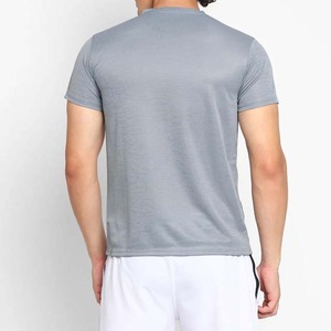 เสื้อยืดคอกลมแขนสั้นสีเทาล้วนสำหรับผู้ชาย ทรงปกติ สไตล์ลำลอง ผ้าเจอร์ซีย์โพลีเอสเตอร์ 100% แห้งเร็ว - Product Image 1