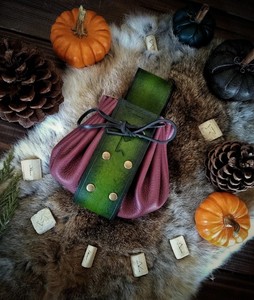Ensemble de runes Futhark en bois avec pochette en cuir, pierres de divination nordiques faites à la main, cadeau pour les passionnés d'spiritualité - Product Image 4