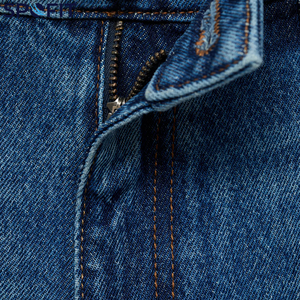 กางเกงยีนส์ขาสั้นผู้ชายแฟชั่นขาดๆ ระบายอากาศดี สไตล์สตรีทแวร์ สีซีดแบบซันเฟด ราคาถูก ขายส่ง รับสั่งทำ - Product Image 4