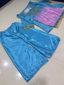 Elegante conjunto de palazzo de seda Chinnon estilo Bollywood con Kurti bordado con espejos reales y dupatta a juego para fiestas y eventos festivos. - Product Image 5