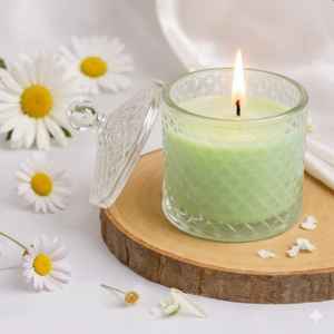 Bougie parfumée en verre au design élégant. Elle évoque une sensation de détente printanière et une décoration intérieure élégante. - Product Image 2