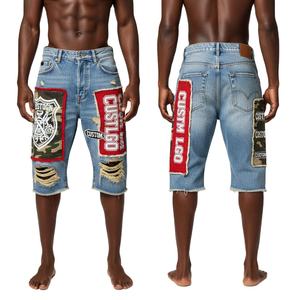 กางเกงยีนส์ขาสั้นผู้ชายปักลายโลโก้แบบกำหนดเอง แต่งผ้าปะติด ขาดๆ ซีดๆ สไตล์วินเทจ เอวกลาง - Product Image 1