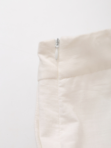 Elegantes Pantalones Cortos Blancos de Satén con Cintura Alta y Diseño Floral Bordado a Mano, Corte Regular, Pantalones Cortos de Verano para Mujer - Product Image 4