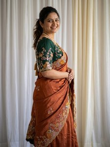 Sari de Seda Naranja Bordado de NiMa Creations con Borde Floral, Traje Tradicional Indio para Bodas, Corte Regular, Largo hasta el Suelo, de Secado Rápido - Product Image 3