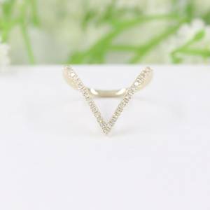 Anillo de banda único con diamante cultivado en laboratorio en forma de V, oro sólido de 10k, apilable, minimalista, joyería de lujo para enamorados. - Product Image 1