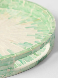 Elegante bandeja redonda de capiz hecha a mano, plato de servir verde de nácar, ideal para regalar o para peinados. - Product Image 2