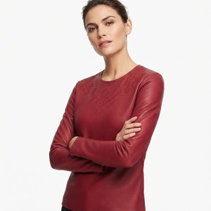 T-shirt en cuir brodé pour femme à manches longues, haut moderne en cuir PU de vachette de qualité supérieure à col rond, fabrication en gros - Product Image 1