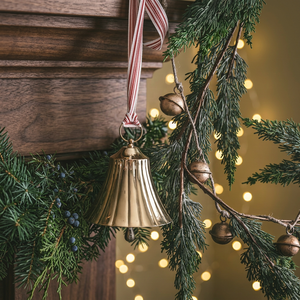 Campana Colgante de Latón Acanalado con Lazo Decorativo para Árbol de Navidad, Repisa, Entrada, Porche y Decoración Festiva del Hogar - Product Image 1
