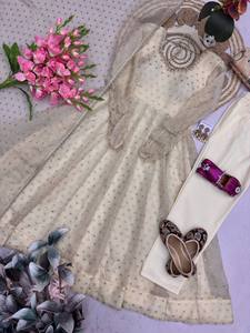Ensemble de vêtements traditionnels pour cérémonies et soirées, comprenant une tunique Anarkali, un pantalon et un dupatta, dernier cri en matière de mode. - Product Image 5