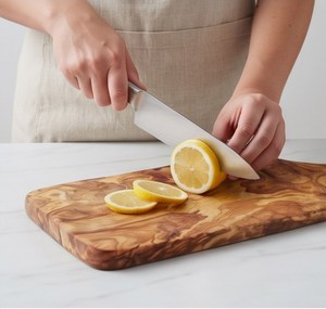 Tabla de Cortar Rectangular de Madera de Olivo Natural de Lujo con Asa - Product Image 6