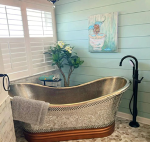 Baignoire martelée plaquée argent avec base en cuivre dans une salle de bain côtière lumineuse. Chic disponible à prix de gros. - Product Image 1
