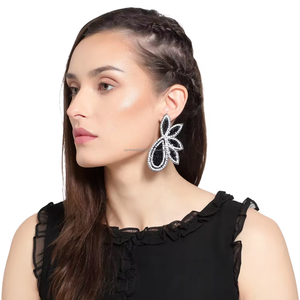 Boucles d'oreilles en perles de rocaille brodées à la main géométriques plaquées or bijoux de vacances pour femmes boucles d'oreilles de noël unisexe d'Inde - Product Image 3