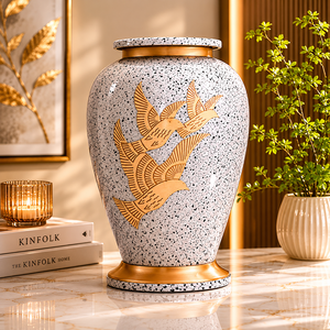 Belle urne funéraire gravée par un oiseau Design gris élégant avec des accents dorés Parfait pour le mémorial et l'hommage - Product Image 1