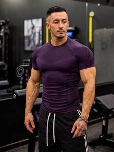T-shirt de sport décontracté Yunla pour homme en polyester/spandex écologique, style compression, noir bordeaux, sans impression - Product Image 5