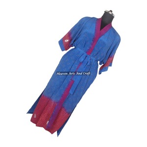 ชุดนอนผ้าไหมพิมพ์ลายดอกไม้สีสันสดใสสไตล์วินเทจสำหรับผู้หญิง รุ่น KL018 เหมาะสำหรับฤดูใบไม้ร่วงและฤดูหนาว ใส่ไปเที่ยวชายหาดหรือใส่ในช่วงวันหยุดได้ ทรงหลวมสไตล์โบโฮ แบบกิโมโนยาว - Product Image 1