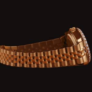 Montre personnalisée avec cadran rose, lunette sertie de diamants Moissanite, bracelet en acier inoxydable plaqué or avec fonction date automatique - Product Image 4