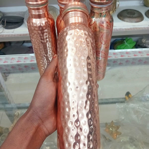 Bouteille d'eau en cuivre au design simple et épuré, vaisselle ayurvédique écologique réutilisable et anti-fuite pour une hydratation minimaliste au quotidien. - Product Image 1