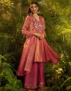 Salwar Kameez traditionnel brodé en viscose mauve KV avec Sharara et Dupatta - Product Image 3