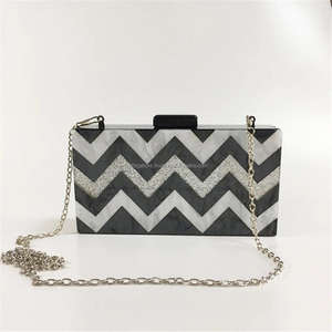 Sac à main de soirée de luxe fabriqué à la main de l'Inde Sacs à main en résine artistique avec motif de coeur pour les mariages en bois et fer - Product Image 4