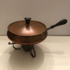 Plat à chafing dish élégant en cuivre avec couvercle classique et support durable pour restaurant, hôtel et traiteur - Product Image 1