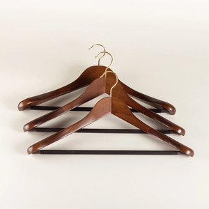 Cintres à vêtements en bois au style attrayant et unique pour la décoration de dressing moderne ou de showroom. - Product Image 4
