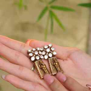 Boucles d'oreilles ovales en pierre verte, finition dorée, bijoux festifs indiens pour femmes, thème religieux Ganesh, argent sterling 925 - Product Image 2