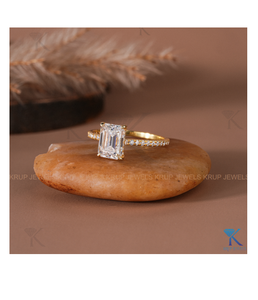 Magnifique bague de fiançailles en or 18 carats avec diamant taille émeraude et bande pavée pour femme, bijoux fins, design de bijoux personnalisé - Product Image 2