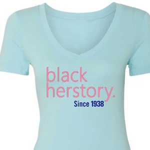Black Her Story 1938 T-shirt à col en V pour femme, avec graphisme inspirant, imprimé sur mesure, décontracté, en mélange de coton - Product Image 4