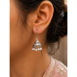 Boucles d'oreilles Jhumki en argent allemand oxydé, dessinées à la main, avec perles, design vintage, pour les fêtes et les occasions spéciales - Product Image 1