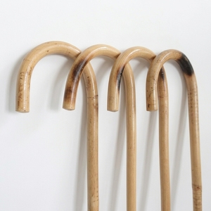 Canne de marche en rotin naturel avec poignée en croûte de bois et pointe brûlée, bâton de randonnée artisanal pour homme, idéal pour le camping et les activités de plein air - Product Image 3