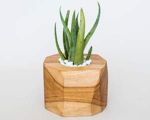 Jardinera de madera de diseño personalizado con etiqueta privada, con enrejado y ruedas para facilitar su movimiento - Product Image 1