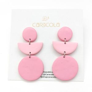 Boucles d'oreilles en résine faites à la main avec des designs uniques, accessoires de bijoux légers et tendance pour femmes, filles, fêtes, mariages - Product Image 1