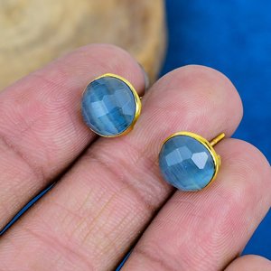 Boucles d'oreilles clous en quartz Monalisa bleu naturel, forme ronde, finition or 18 carats sur argent sterling 925 - Product Image 3