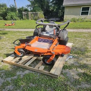 Tondeuse autoportée Husqvarna MZ61, puissante, à braquage zéro, pour grandes surfaces, performances de coupe professionnelles avec moteur robuste. - Product Image 4