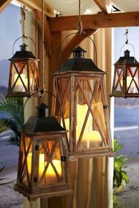 Farol de vela de madera hecho a mano y personalizado con tapa negra, portavelas vacío para eventos y decoración del hogar - Product Image 2