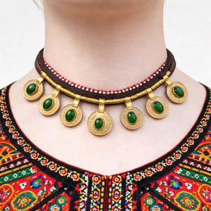 Exclusiva gargantilla tribal afgana geométrica con placas metálicas en forma de rombo, dijes de monedas vintage en cascada e intrincado diseño rosa. - Product Image 4