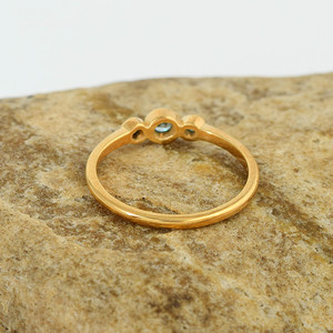Bague en argent sterling 925 plaqué or jaune avec trois pierres de topaze bleue, sertie en clos, minimaliste, pour femme, bijoux fins pour fiançailles - Product Image 5