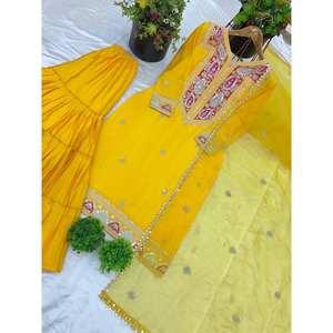 Hermosa parte superior-Gharara y Dupatta con trabajo de secuencia de bordado pesado Ropa y accesorios musulmanes tradicionales - Product Image 3