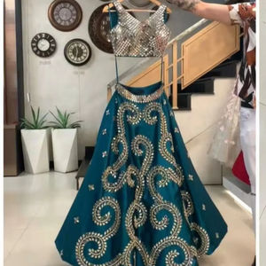 Tissu en soie taffetas lourd couleur vive broderie rampe prêt magnifique Lahenga Choli avec un point chemisier pièce pour les femmes portent - Product Image 1