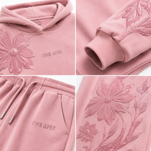Ensemble de survêtement de luxe pour femme, rose poudré, à motif floral, avec sweat à capuche oversize et pantalon large, en molleton premium, OEM ODM, personnalisable, style streetwear - Product Image 5