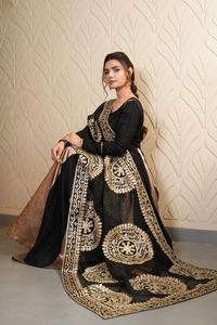 Robe de soirée élégante noire en mousseline de soie/coton à col en V, manches longues, longueur ras du sol, avec propriétés anti-plis et écologiques - Product Image 3