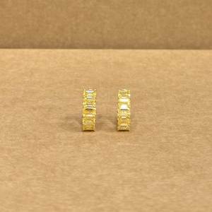 Boucles d'oreilles créoles dorées de créateur avec pierres jaunes étincelantes, bijoux tendance pour femmes, idéales pour les fêtes, les mariages et les tenues ethniques - Product Image 1